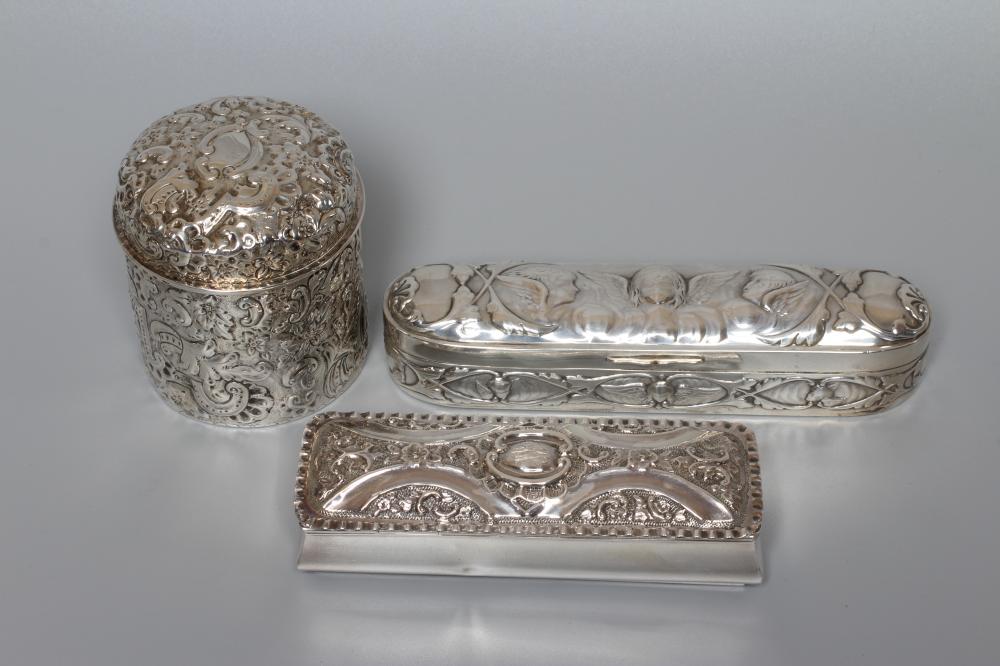 A LATE VICTORIAN SILVER RING BOX by William Comyns Image