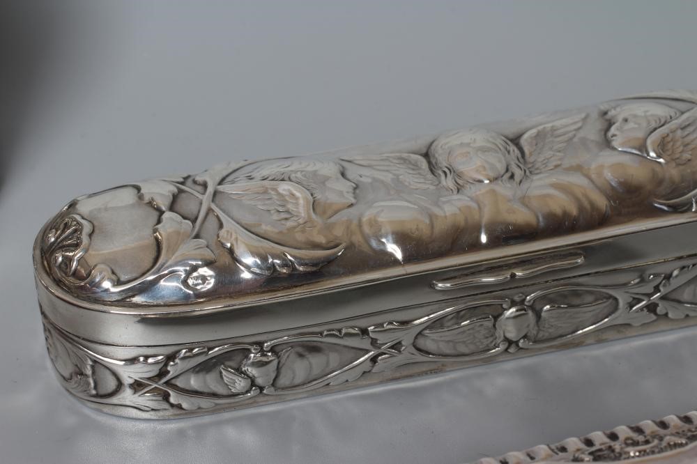 A LATE VICTORIAN SILVER RING BOX by William Comyns Image