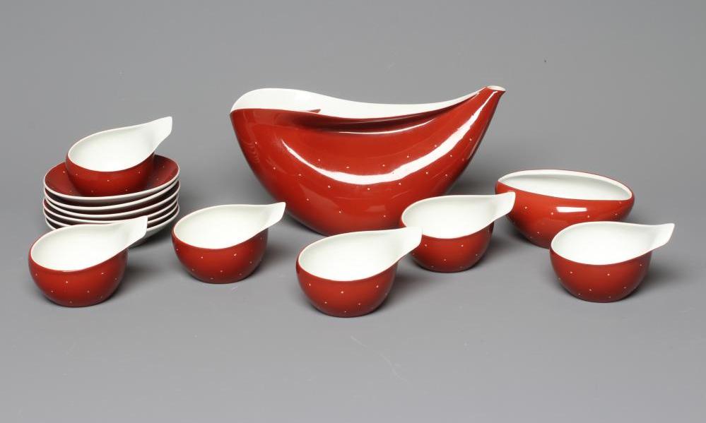A CMIELOW PORCELAIN DOROTA TEA SERVICE DESIGNED BY LUBOMIR TOMASZEWSKI Image