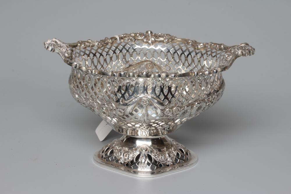 AN EDWARDIAN SILVER SWEETMEAT DISH by Goldsmith's & Silversmith's Co. Image