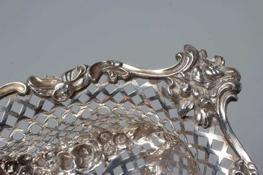 AN EDWARDIAN SILVER SWEETMEAT DISH by Goldsmith's & Silversmith's Co. Image