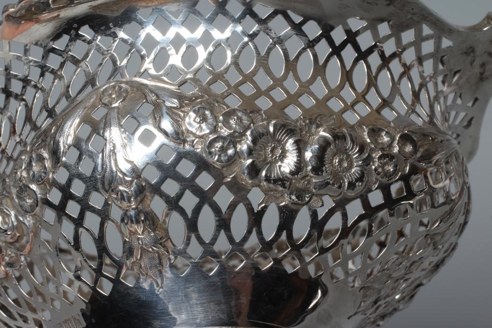 AN EDWARDIAN SILVER SWEETMEAT DISH by Goldsmith's & Silversmith's Co. Image