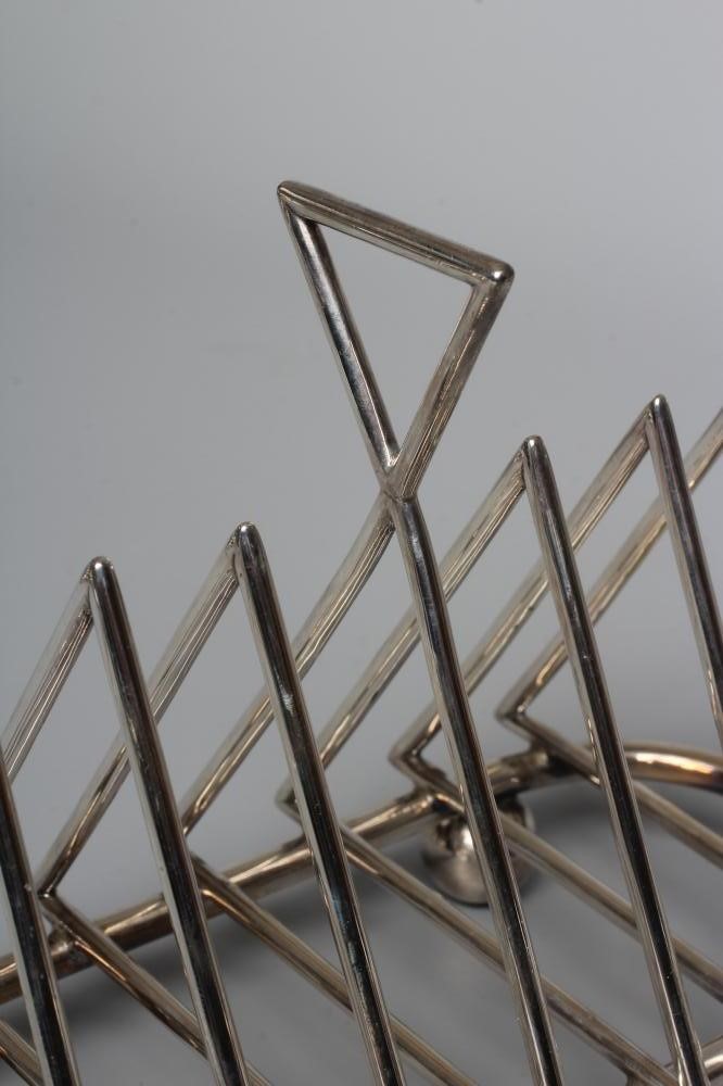 A LATE VICTORIAN SILVER SEVEN BAR TOASTRACK by Walker & Hall Image