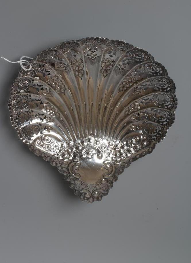 AN EDWARDIAN SILVER ESCALLOP SHELL DISH by Atkin Bros. Image