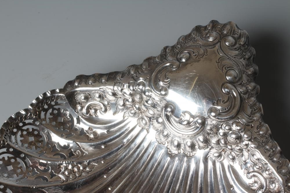 AN EDWARDIAN SILVER ESCALLOP SHELL DISH by Atkin Bros. Image