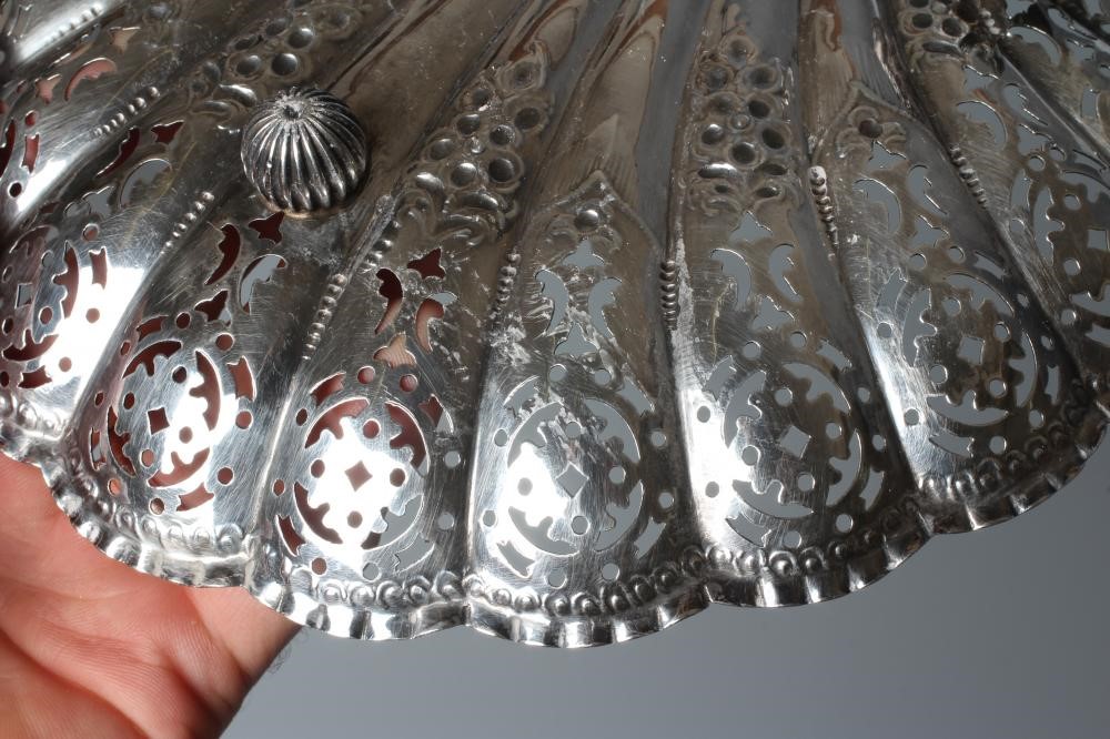 AN EDWARDIAN SILVER ESCALLOP SHELL DISH by Atkin Bros. Image