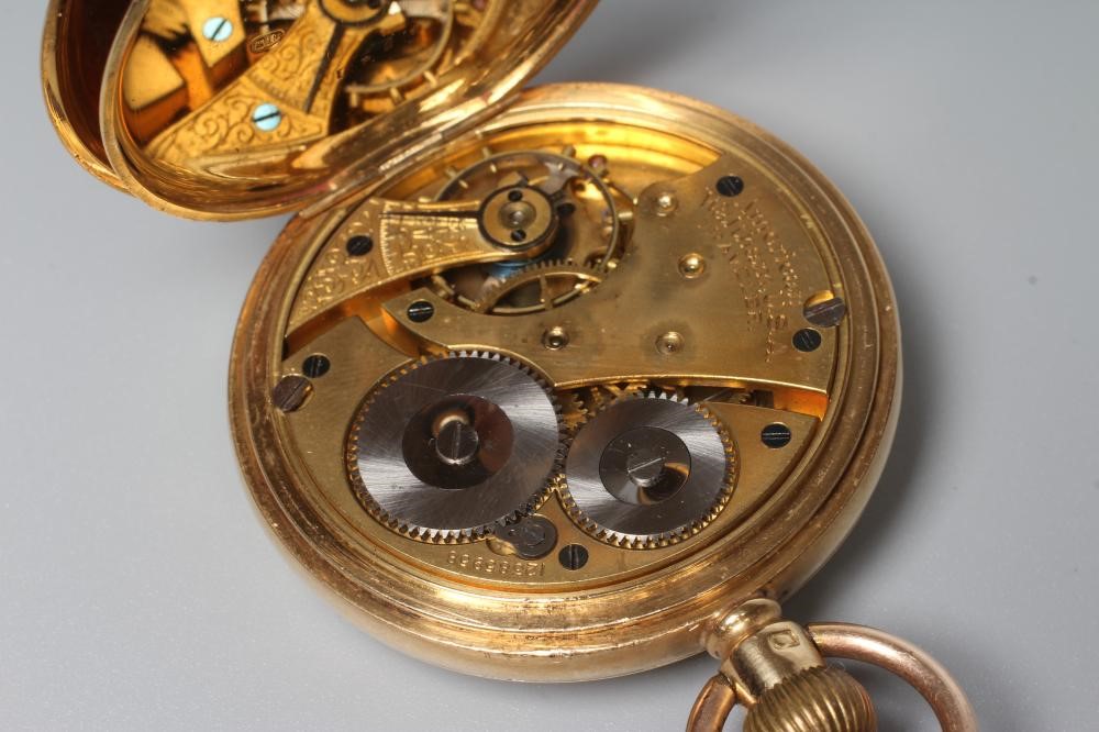 AN 18CT GOLD WALTHAM HALF HUNTER TOP WIND POCKET WATCH Image