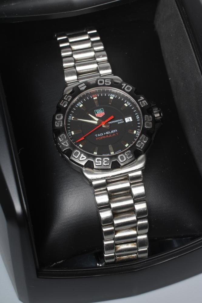A GENTLEMAN'S TAG HEUER FORMULA 1 WRISTWATCH Image