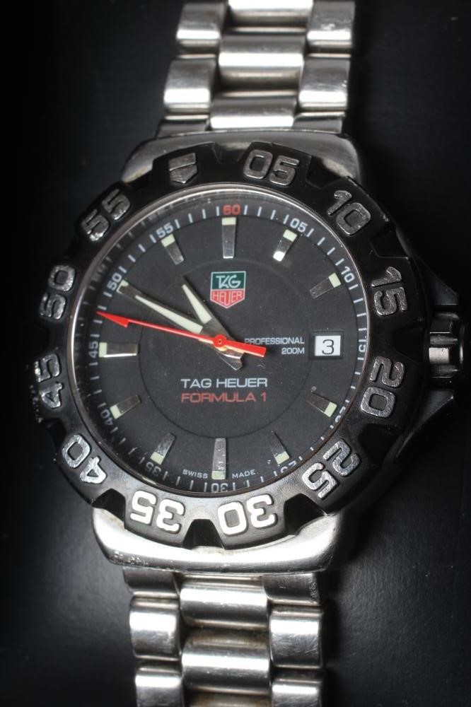 A GENTLEMAN'S TAG HEUER FORMULA 1 WRISTWATCH Image