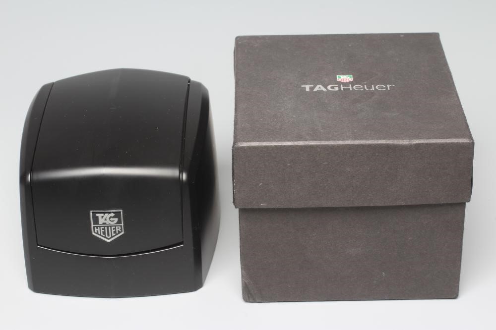 A GENTLEMAN'S TAG HEUER FORMULA 1 WRISTWATCH Image