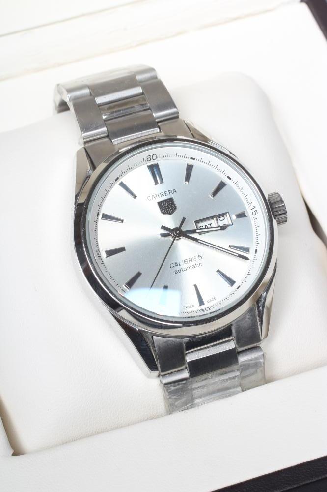 A GENTLEMAN'S TAG HEUER CARRERA CALIBRE 5 AUTOMATIC WRISTWATCH the silvered dial with applied metal Image