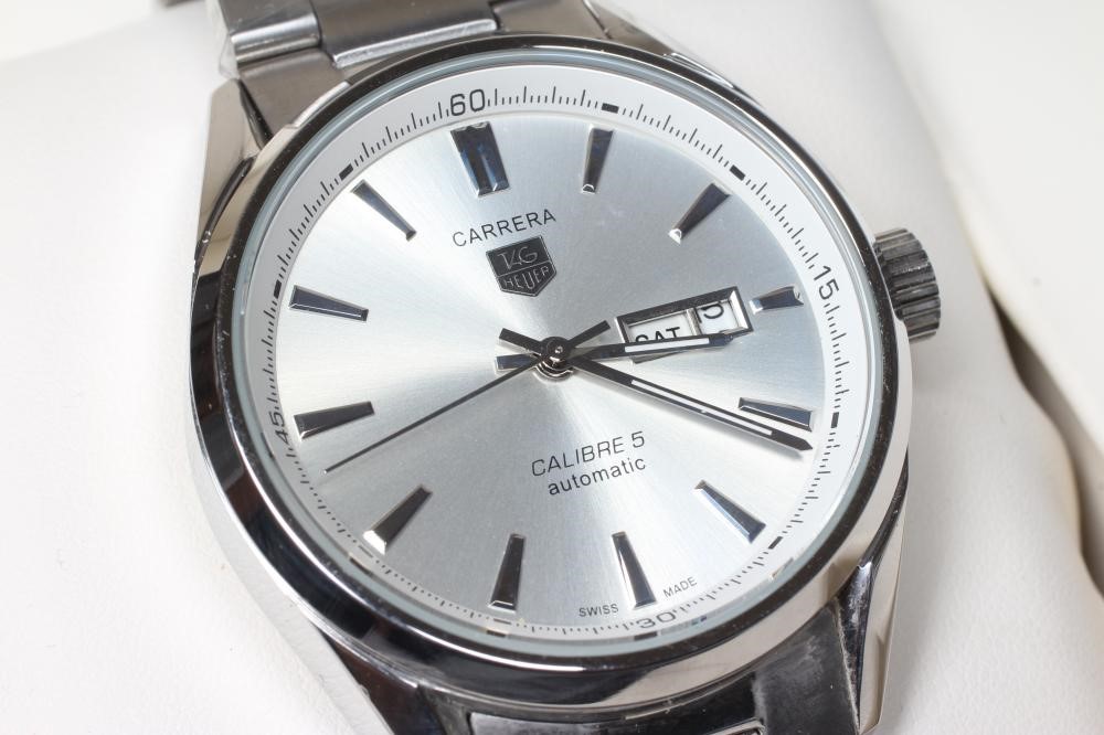 A GENTLEMAN'S TAG HEUER CARRERA CALIBRE 5 AUTOMATIC WRISTWATCH the silvered dial with applied metal Image