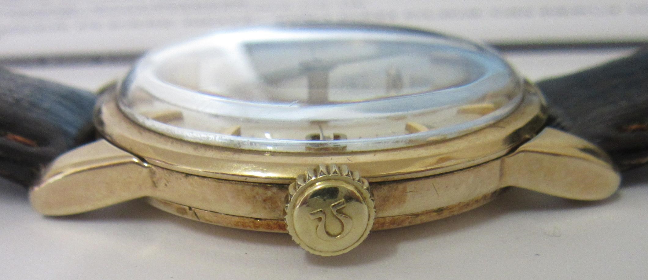 A GENTLEMAN'S 9CT GOLD OMEGA WRISTWATCH Image