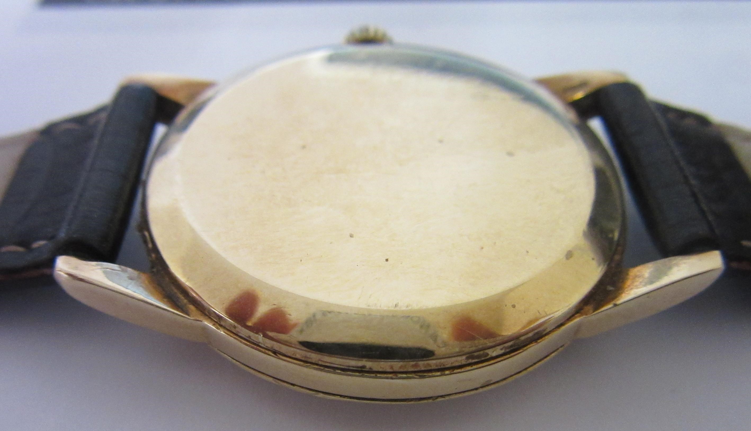 A GENTLEMAN'S 9CT GOLD OMEGA WRISTWATCH Image
