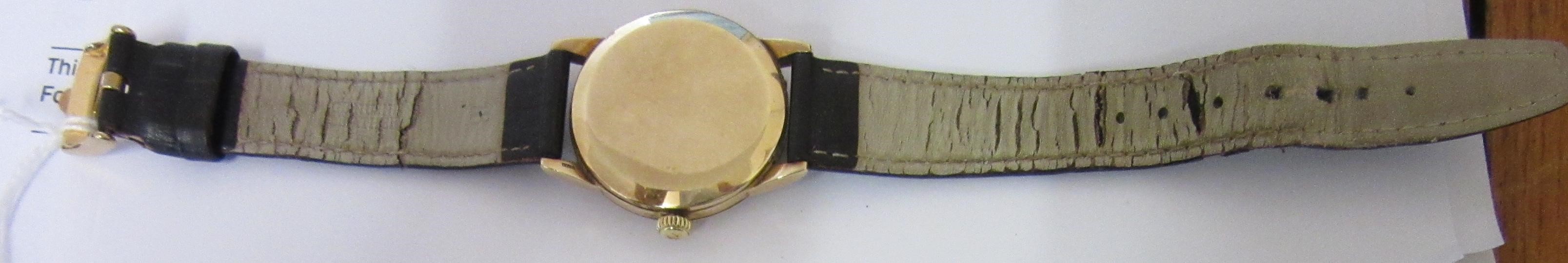 A GENTLEMAN'S 9CT GOLD OMEGA WRISTWATCH Image