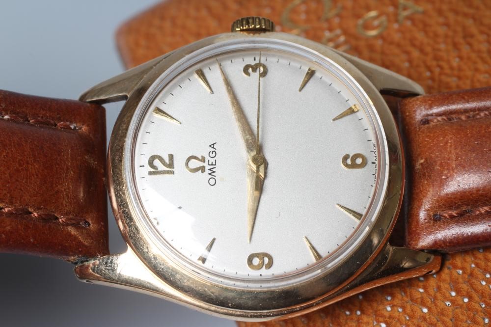 A GENTLEMAN'S 9CT GOLD OMEGA WRISTWATCH Image