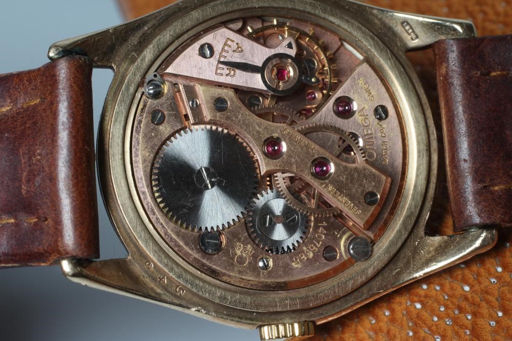 A GENTLEMAN'S 9CT GOLD OMEGA WRISTWATCH Image