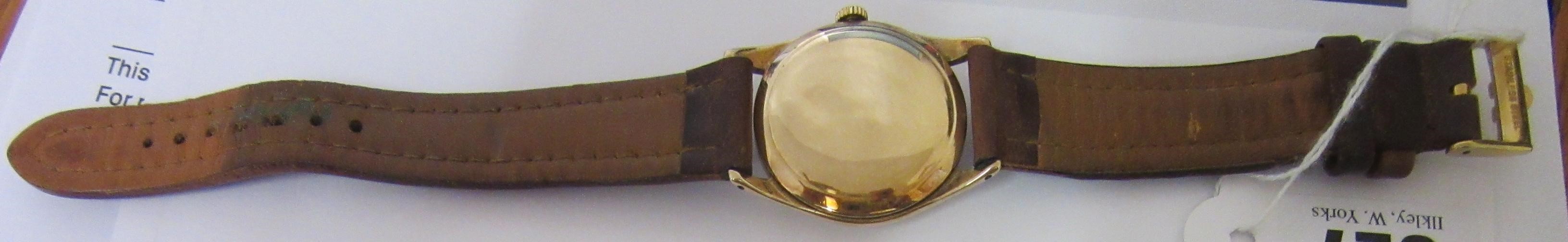 A GENTLEMAN'S 9CT GOLD OMEGA WRISTWATCH Image