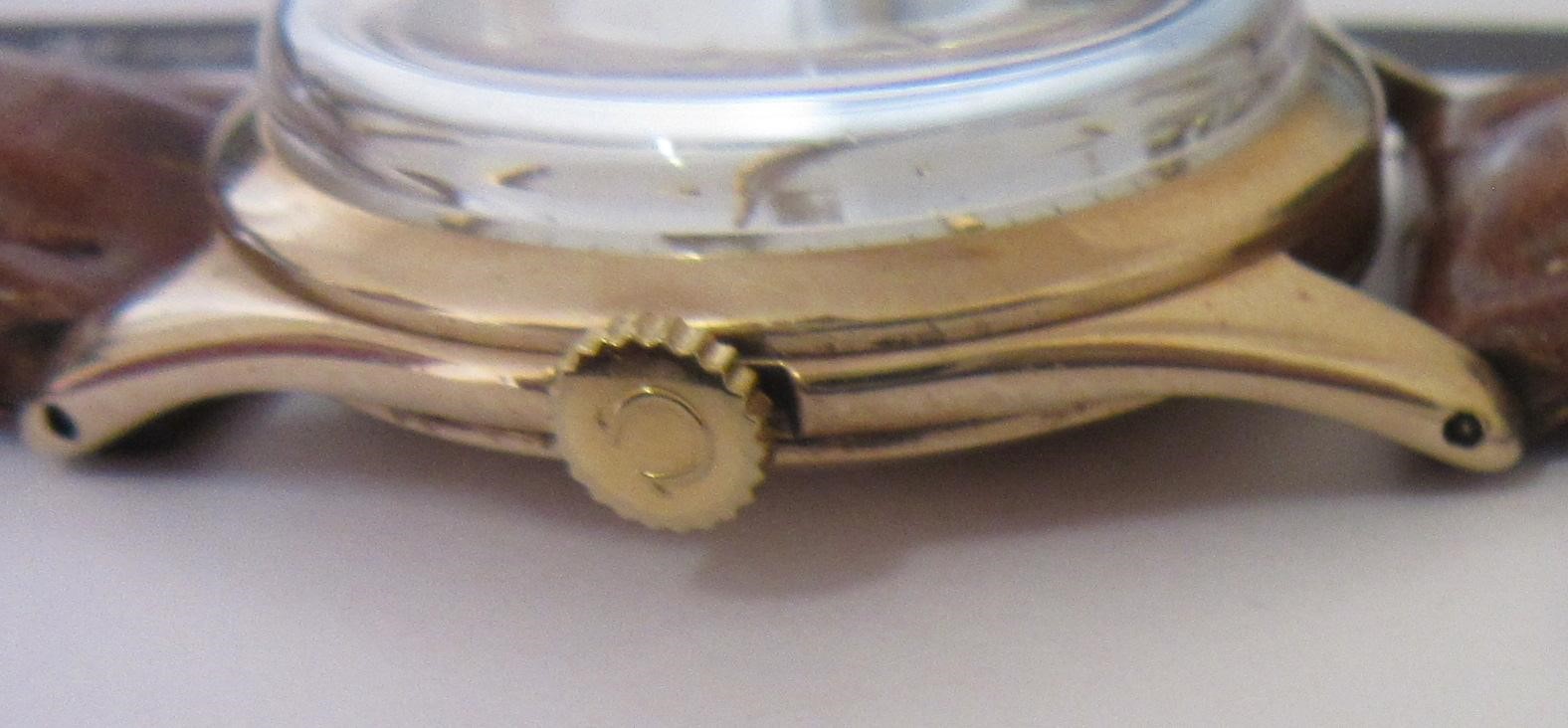 A GENTLEMAN'S 9CT GOLD OMEGA WRISTWATCH Image