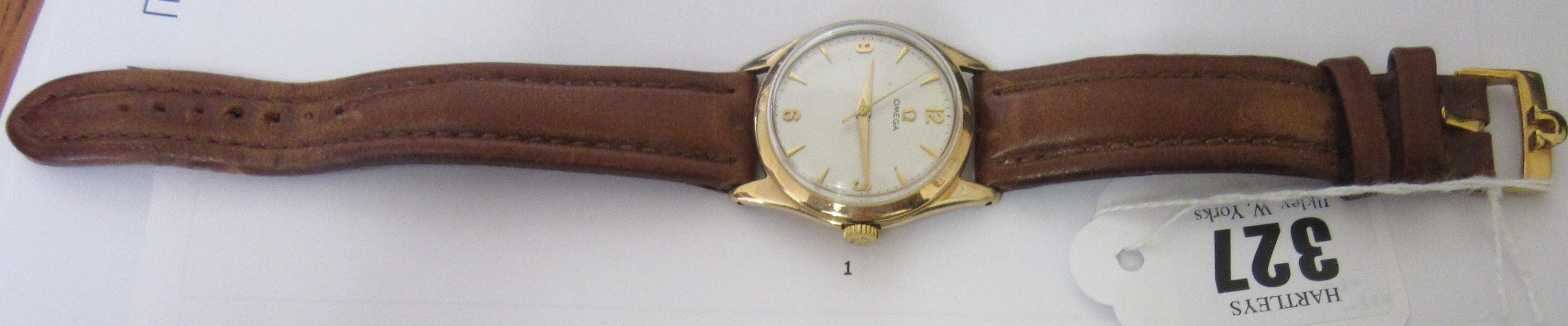 A GENTLEMAN'S 9CT GOLD OMEGA WRISTWATCH Image