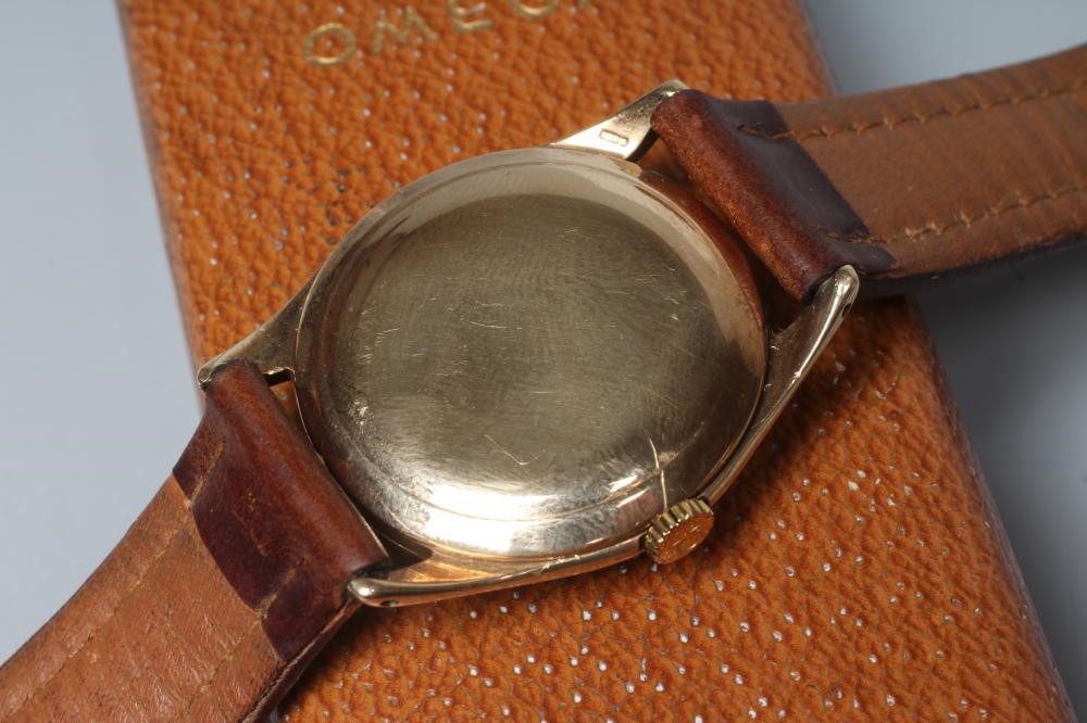 A GENTLEMAN'S 9CT GOLD OMEGA WRISTWATCH Image