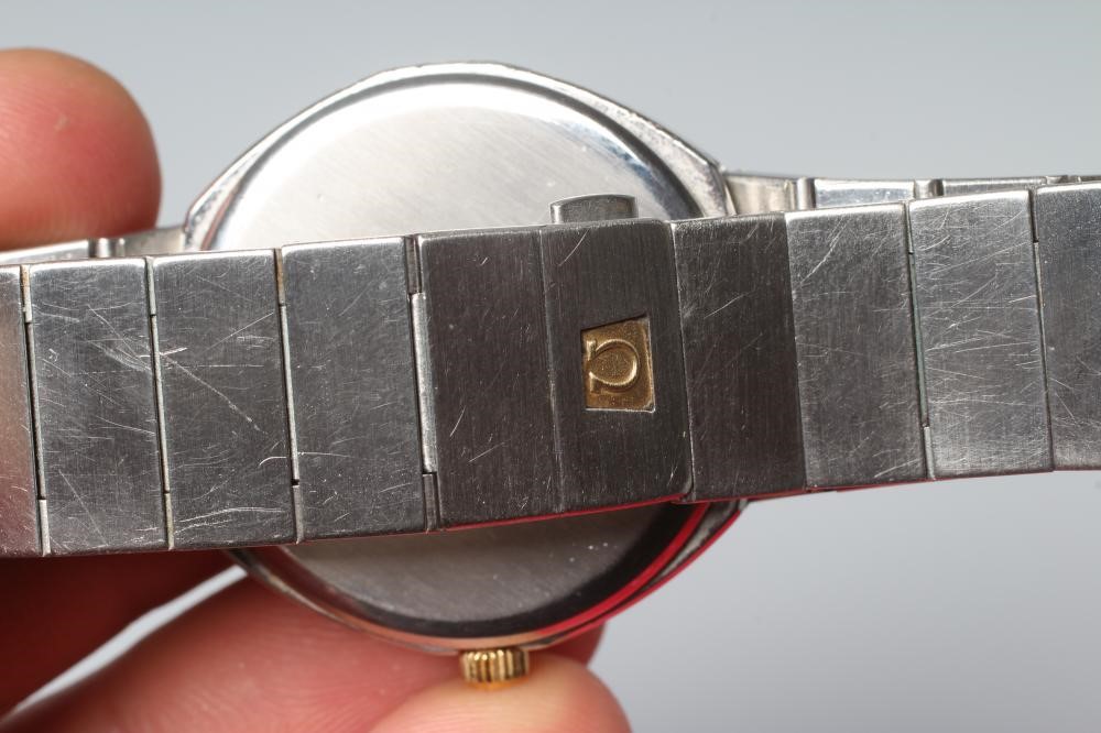A GENTLEMAN'S OMEGA CONSTELLATION WRISTWATCH Image