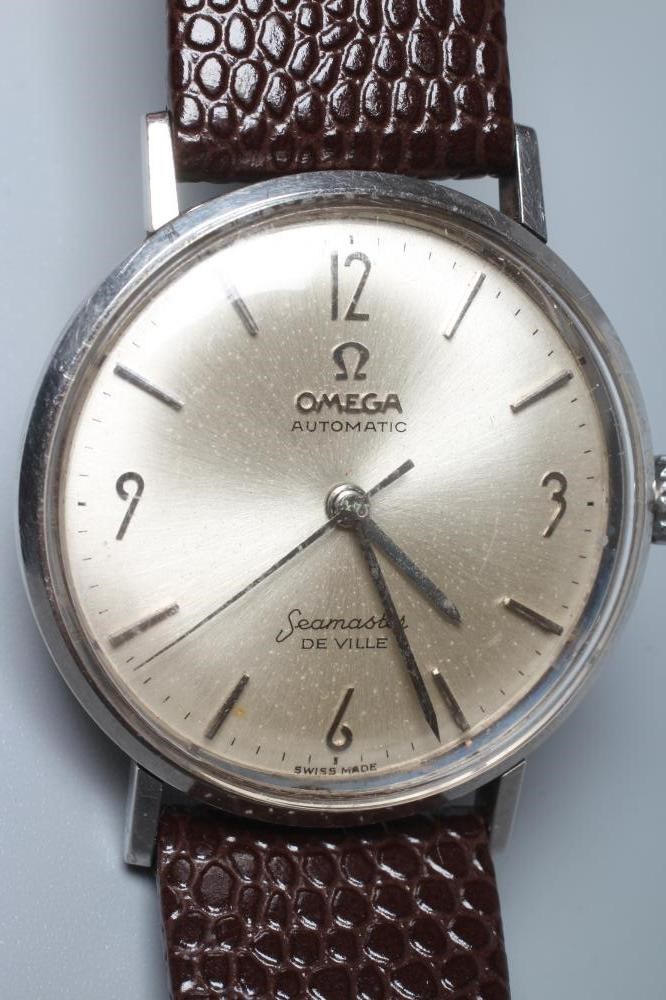 A GENTLEMAN'S OMEGA AUTOMATIC SEAMASTER DE VILLE WRISTWATCH Image