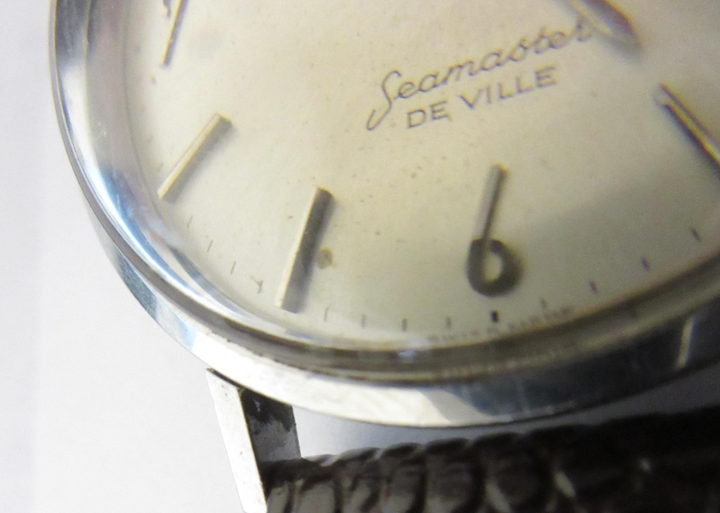 A GENTLEMAN'S OMEGA AUTOMATIC SEAMASTER DE VILLE WRISTWATCH Image