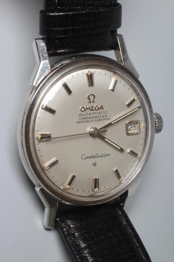 A GENTLEMAN'S OMEGA CONSTELLATION AUTOMATIC CHRONOMETER Image