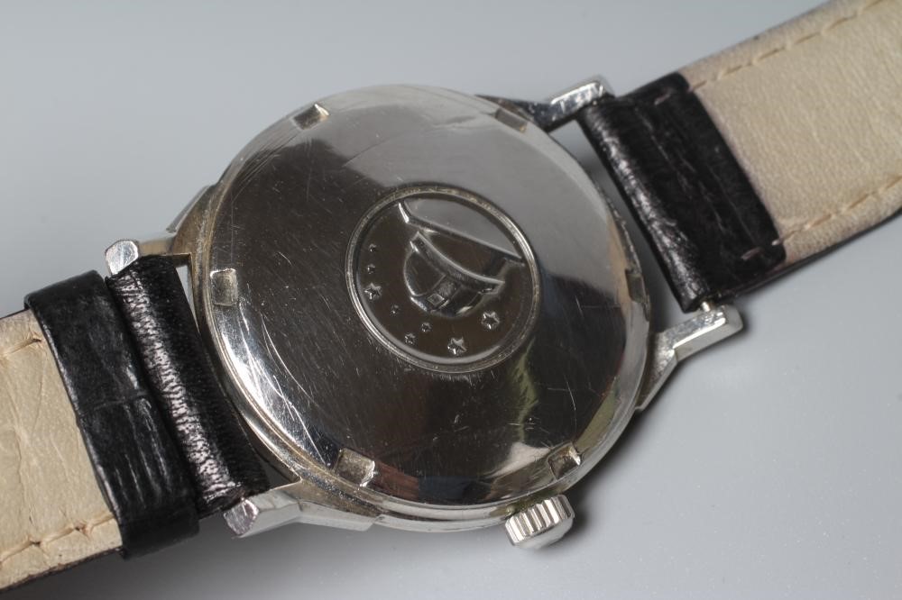 A GENTLEMAN'S OMEGA CONSTELLATION AUTOMATIC CHRONOMETER Image