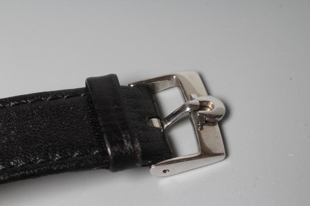 A GENTLEMAN'S OMEGA CONSTELLATION AUTOMATIC CHRONOMETER Image