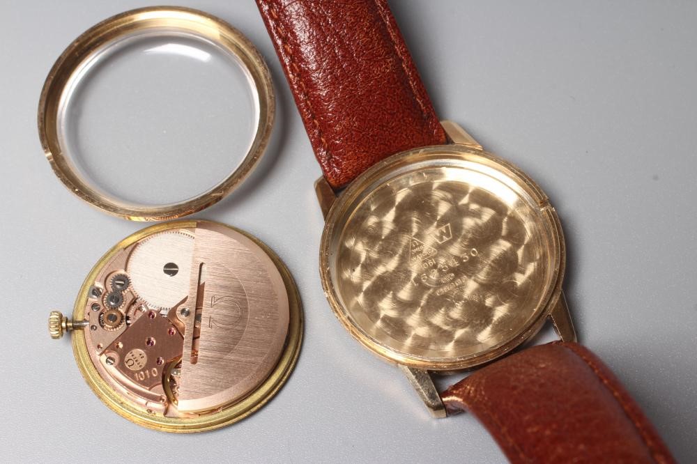 A GENTLEMAN'S 9CT GOLD OMEGA AUTOMATIC WRISTWATCH Image
