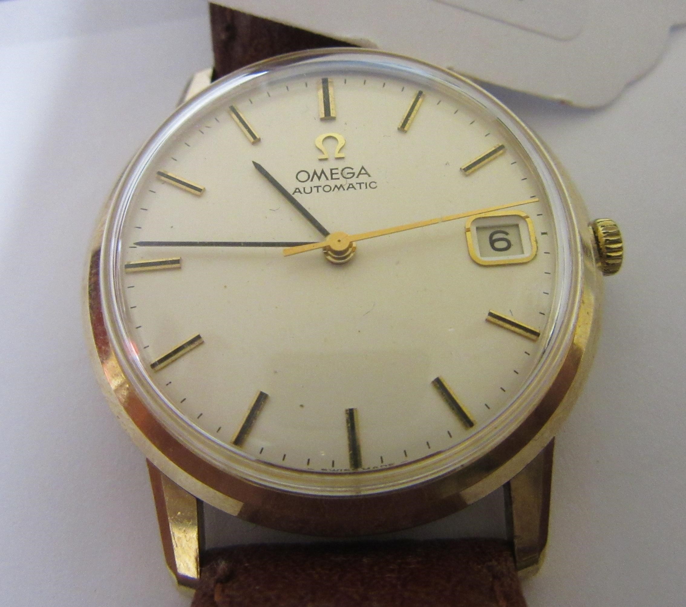 A GENTLEMAN'S 9CT GOLD OMEGA AUTOMATIC WRISTWATCH Image