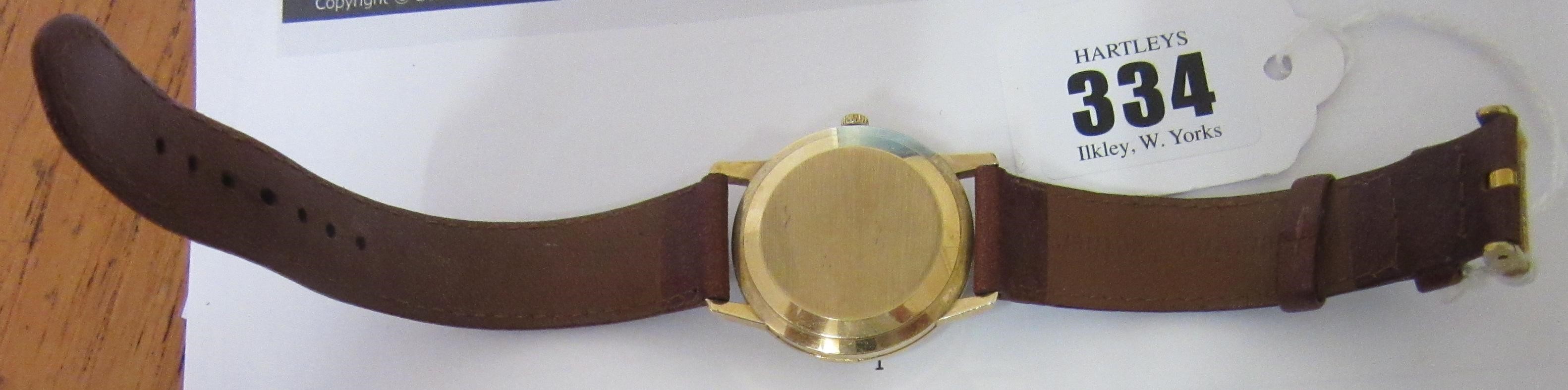 A GENTLEMAN'S 9CT GOLD OMEGA AUTOMATIC WRISTWATCH Image