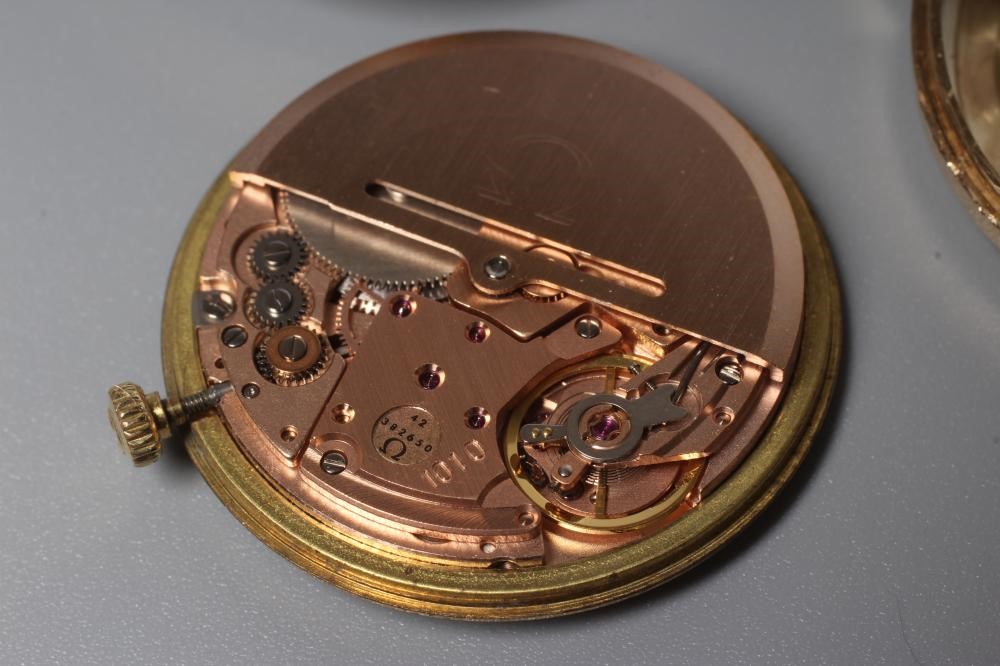 A GENTLEMAN'S 9CT GOLD OMEGA AUTOMATIC WRISTWATCH Image
