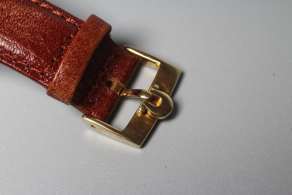 A GENTLEMAN'S 9CT GOLD OMEGA AUTOMATIC WRISTWATCH Image