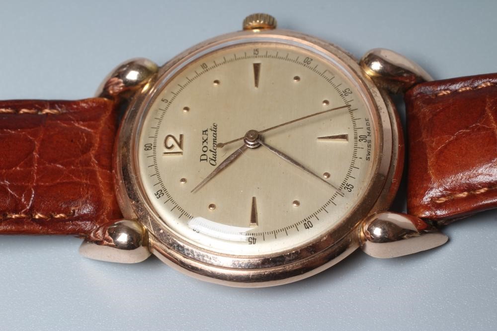 A GENTLEMAN'S 14CT GOLD DOXA AUTOMATIC WRISTWATCH Image