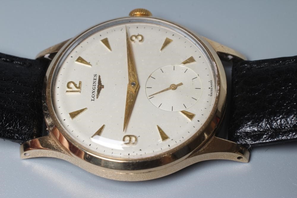 A GENTLEMAN'S 9CT GOLD LONGINES WRISTWATCH Image