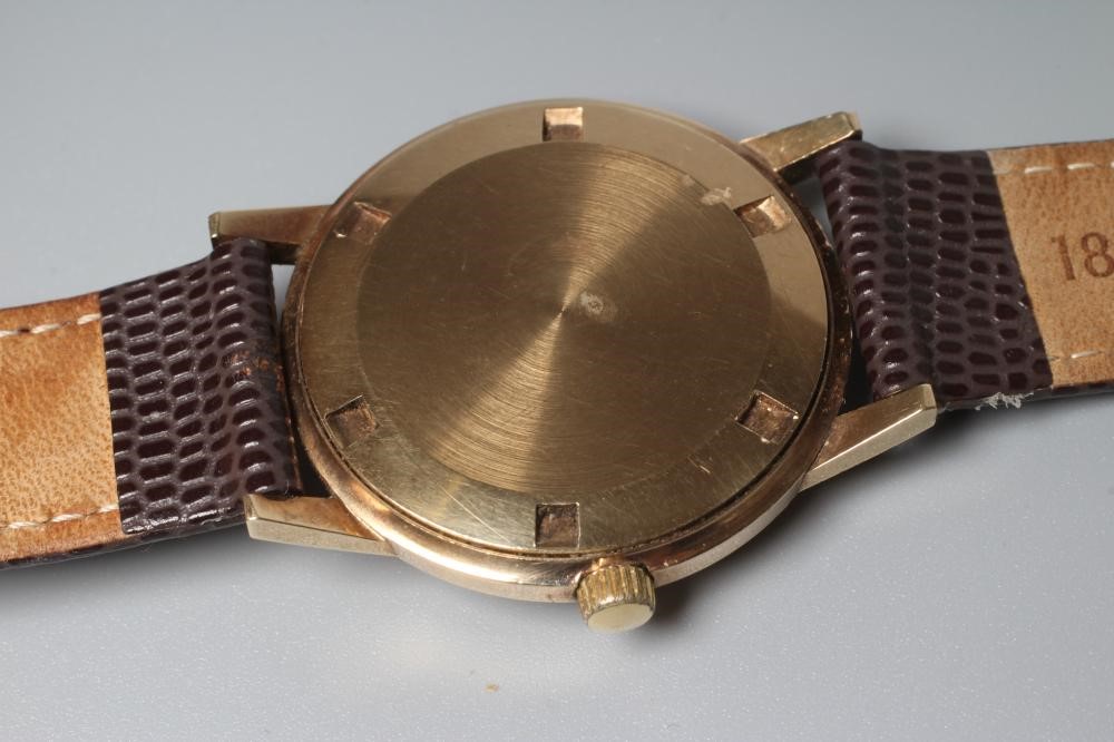 A GENTLEMAN'S GARRARD WRISTWATCH, the silvered dial with applied gold batons and centre seconds, in Image