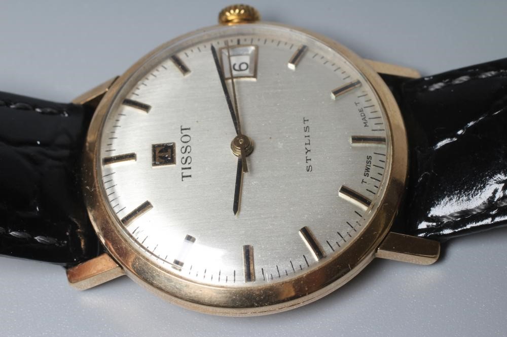 A GENTLEMAN'S 9CT GOLD TISSOT WRISTWATCH, the silvered dial with applied gold batons, date aperture Image