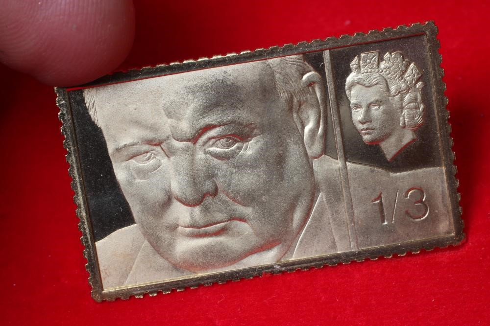 A SET OF TWO 18CT GOLD SIR WINSTON CHURCHILL REPLICA STAMPS comprising 1/- 3d (weighing 20.2g) and Image