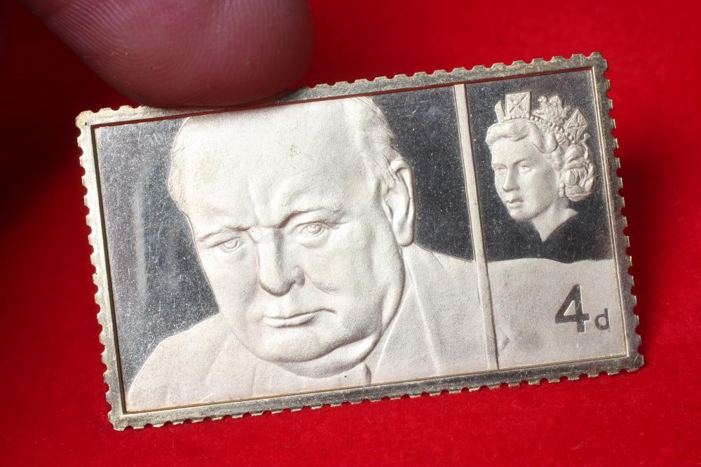 A SET OF TWO 18CT GOLD SIR WINSTON CHURCHILL REPLICA STAMPS comprising 1/- 3d (weighing 20.2g) and Image