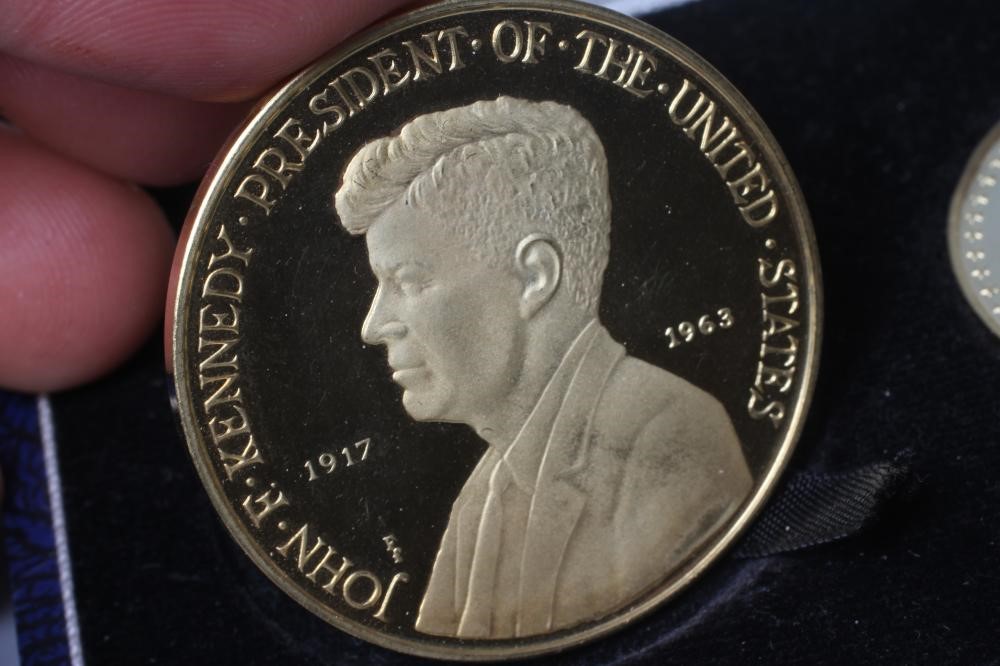 A SET OF THREE 18CT GOLD PRESIDENT KENNEDY MEMORIAL MEDALS comprising A1172 (weighing 8.2g) Image
