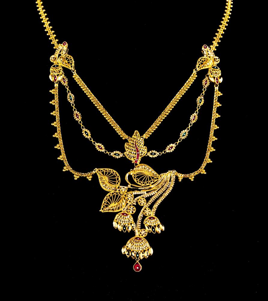 AN INDIAN 22CT GOLD FILIGREE NECKLACE Image