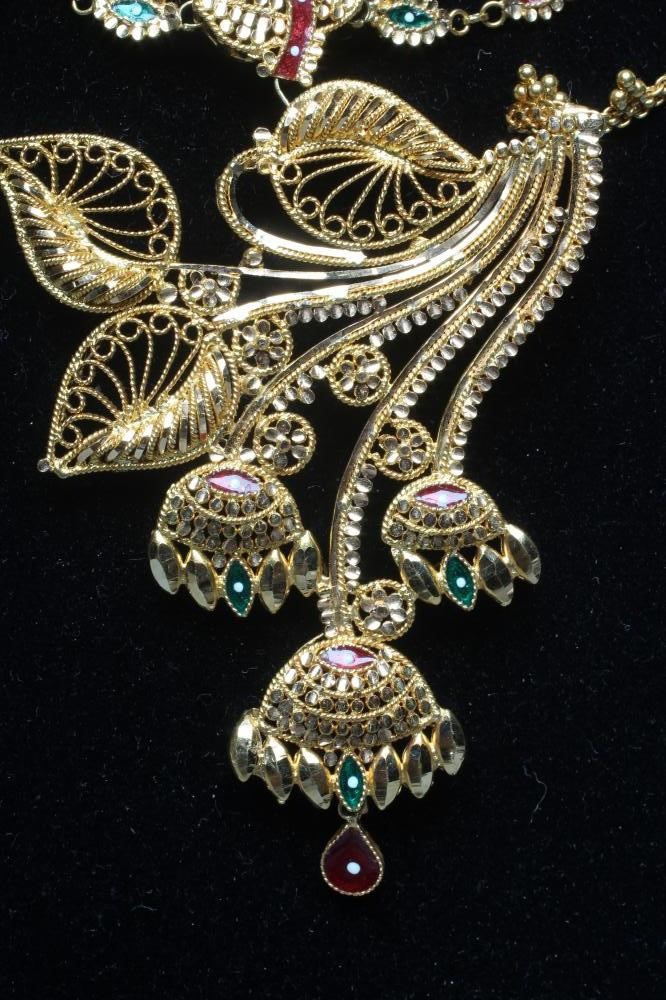 AN INDIAN 22CT GOLD FILIGREE NECKLACE Image