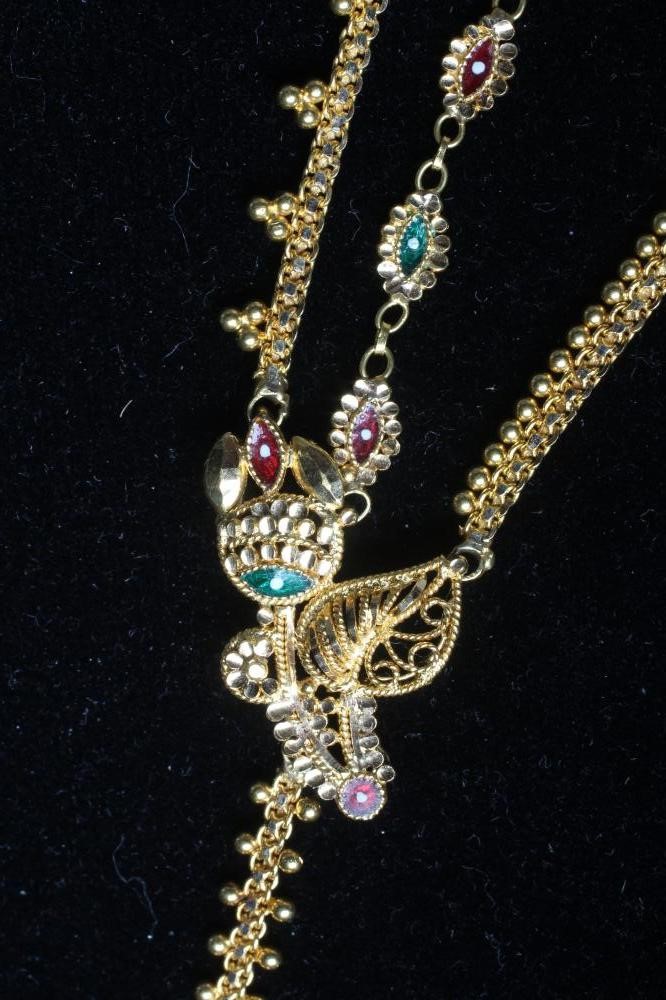 AN INDIAN 22CT GOLD FILIGREE NECKLACE Image