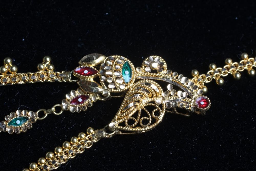 AN INDIAN 22CT GOLD FILIGREE NECKLACE Image