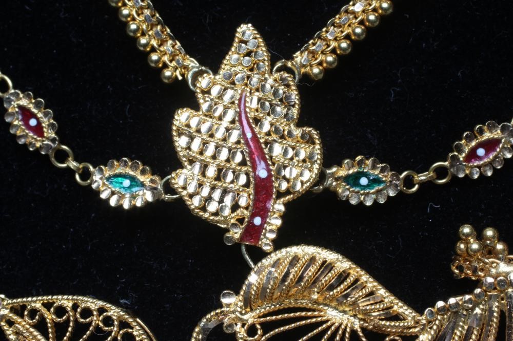 AN INDIAN 22CT GOLD FILIGREE NECKLACE Image