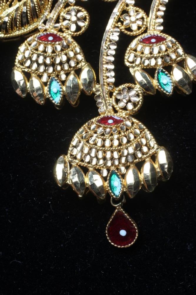 AN INDIAN 22CT GOLD FILIGREE NECKLACE Image
