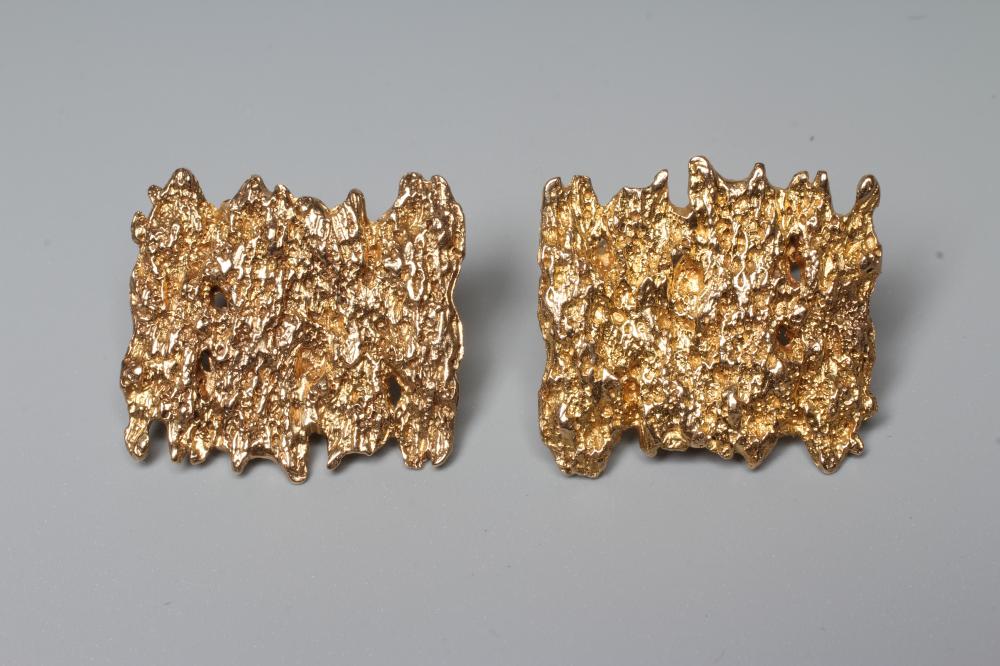 A PAIR OF 9CT GOLD CUFFLINKS, London 1968, sponsor's mark HC Co., of abstract square form with Image
